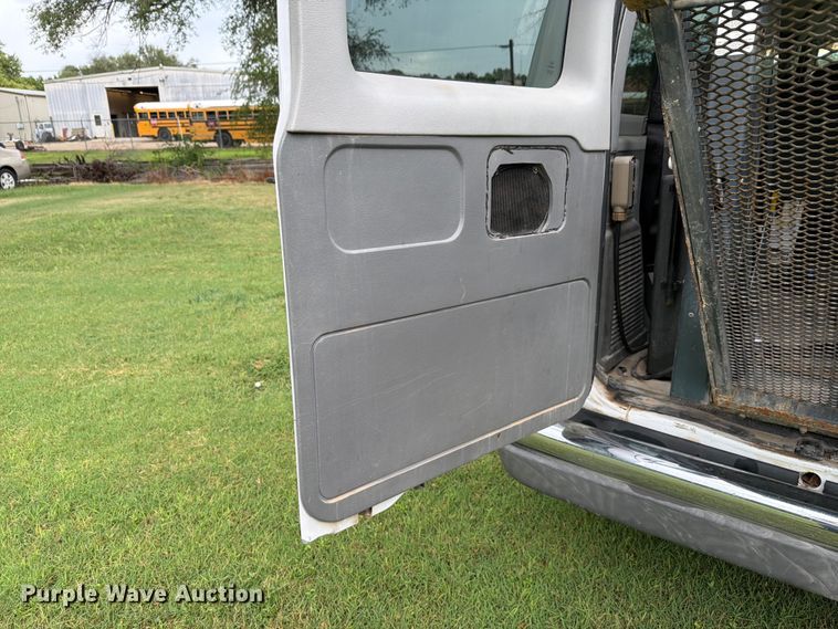 image for item FH6355 2004 Ford E150 van
