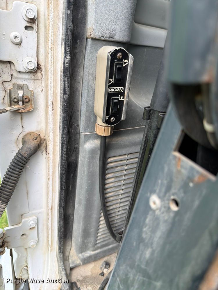 image for item FH6355 2004 Ford E150 van