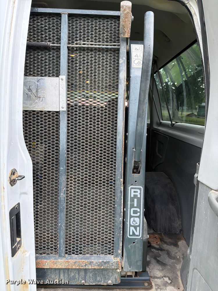 image for item FH6355 2004 Ford E150 van