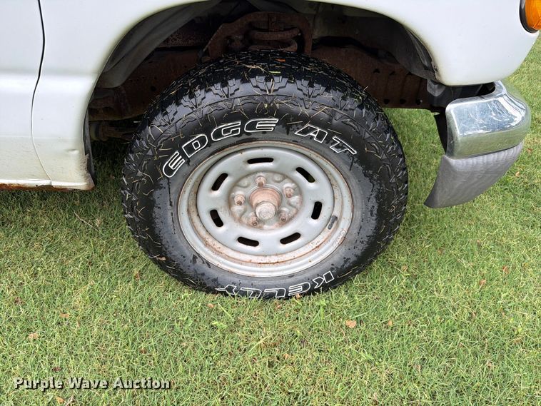 image for item FH6355 2004 Ford E150 van