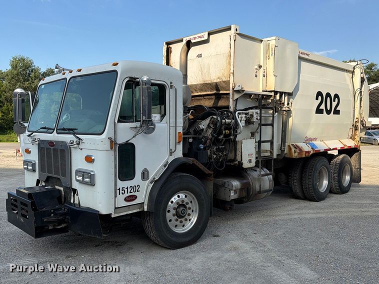 2013 Peterbilt 320 refuse truck