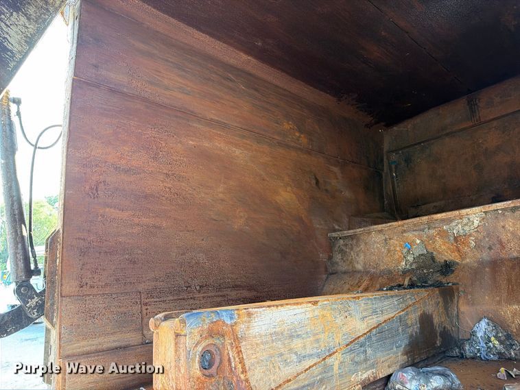 image for item FK3349 2013 Peterbilt 320 refuse truck