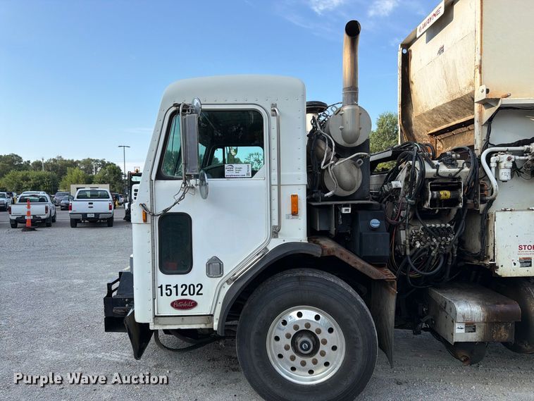 image for item FK3349 2013 Peterbilt 320 refuse truck
