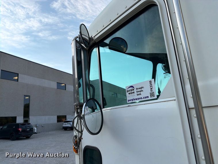 image for item FK3349 2013 Peterbilt 320 refuse truck