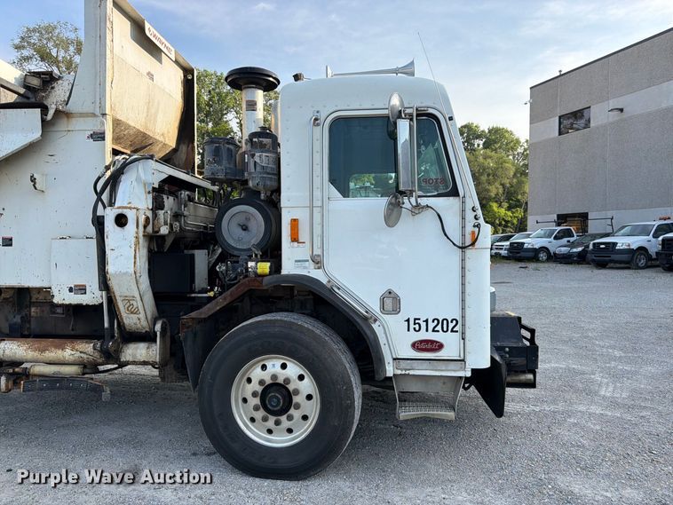 image for item FK3349 2013 Peterbilt 320 refuse truck