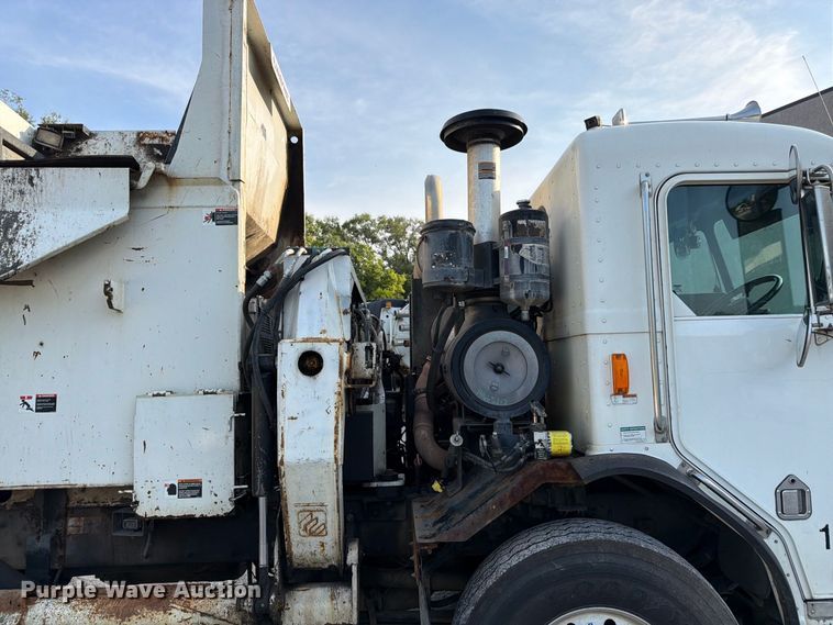 image for item FK3349 2013 Peterbilt 320 refuse truck