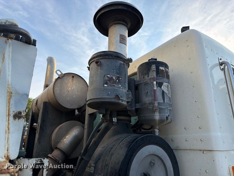 image for item FK3349 2013 Peterbilt 320 refuse truck
