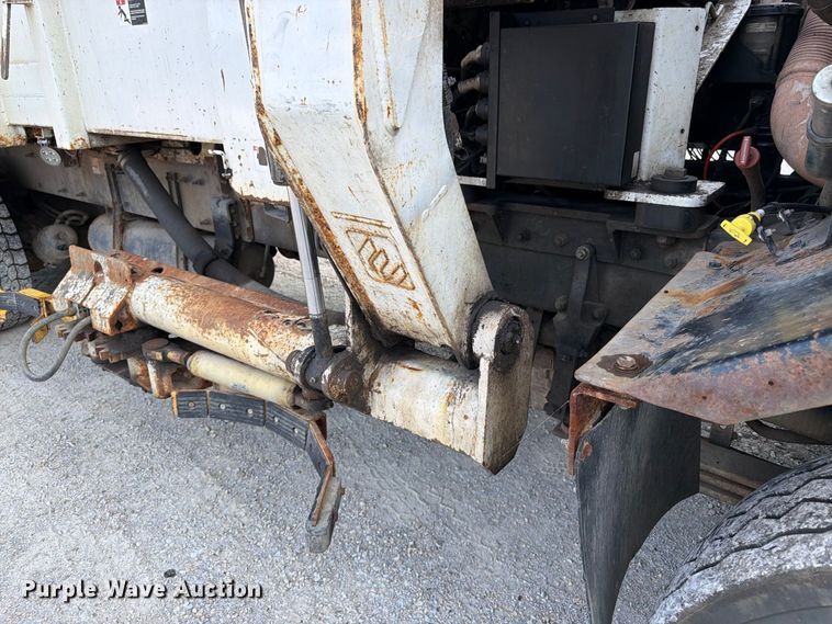 image for item FK3349 2013 Peterbilt 320 refuse truck