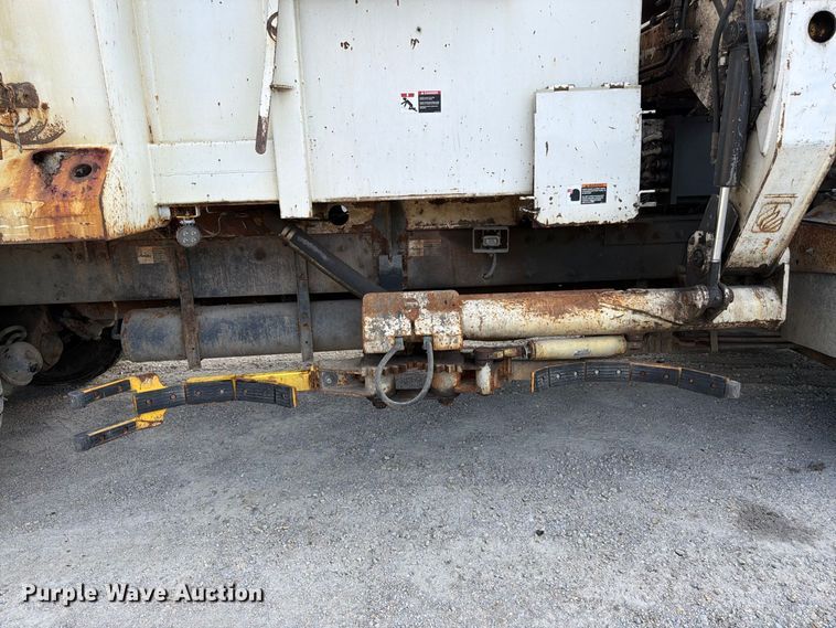 image for item FK3349 2013 Peterbilt 320 refuse truck