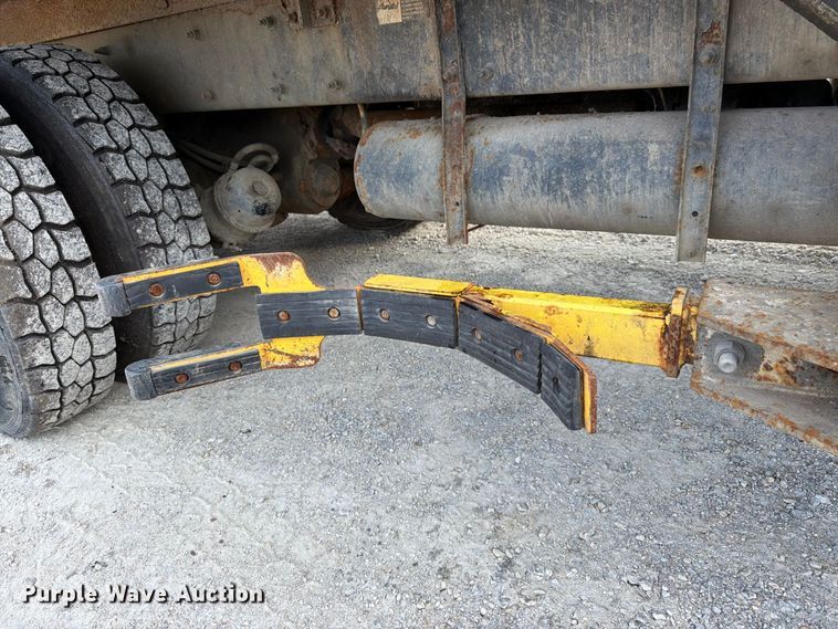 image for item FK3349 2013 Peterbilt 320 refuse truck