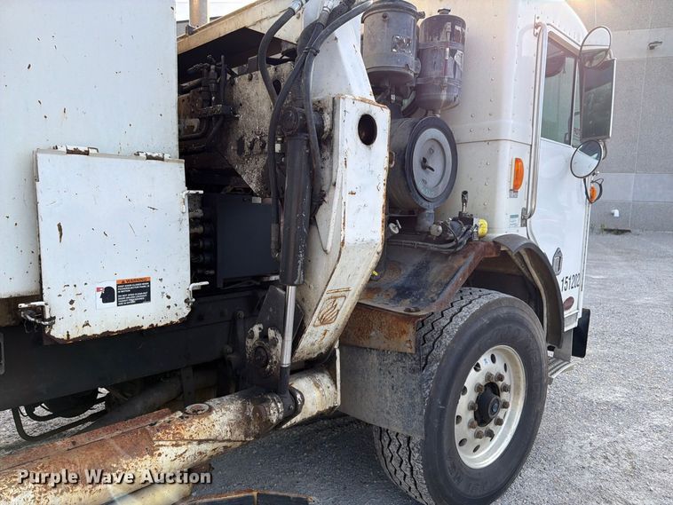 image for item FK3349 2013 Peterbilt 320 refuse truck
