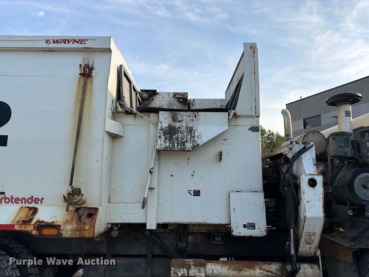 image for item FK3349 2013 Peterbilt 320 refuse truck