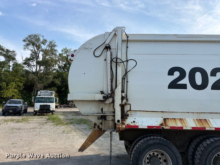 image for item FK3349 2013 Peterbilt 320 refuse truck