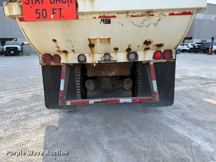 image for item FK3349 2013 Peterbilt 320 refuse truck