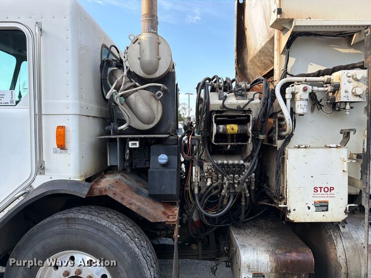 image for item FK3349 2013 Peterbilt 320 refuse truck