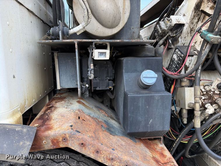 image for item FK3349 2013 Peterbilt 320 refuse truck
