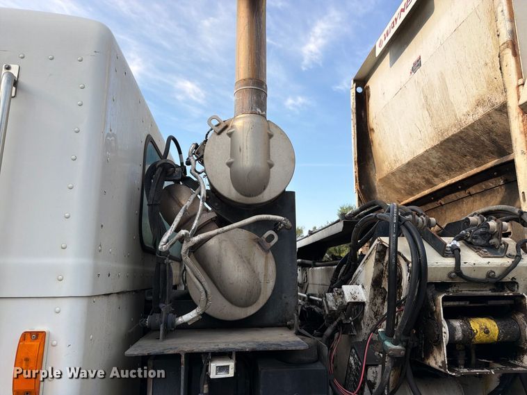 image for item FK3349 2013 Peterbilt 320 refuse truck