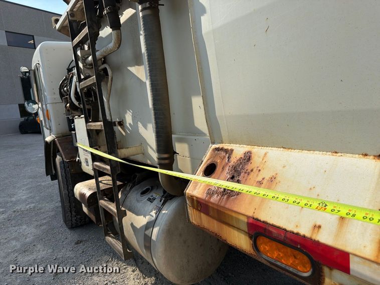 image for item FK3349 2013 Peterbilt 320 refuse truck