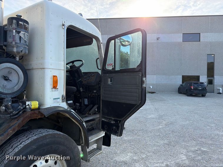 image for item FK3349 2013 Peterbilt 320 refuse truck