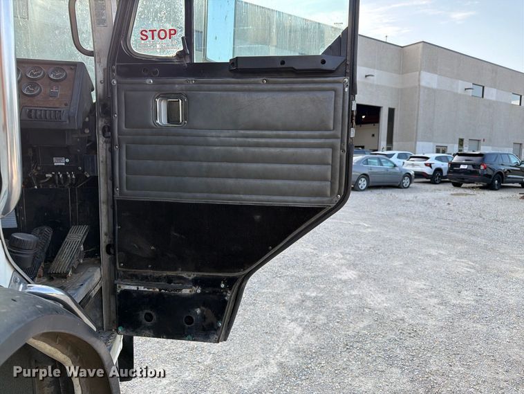 image for item FK3349 2013 Peterbilt 320 refuse truck
