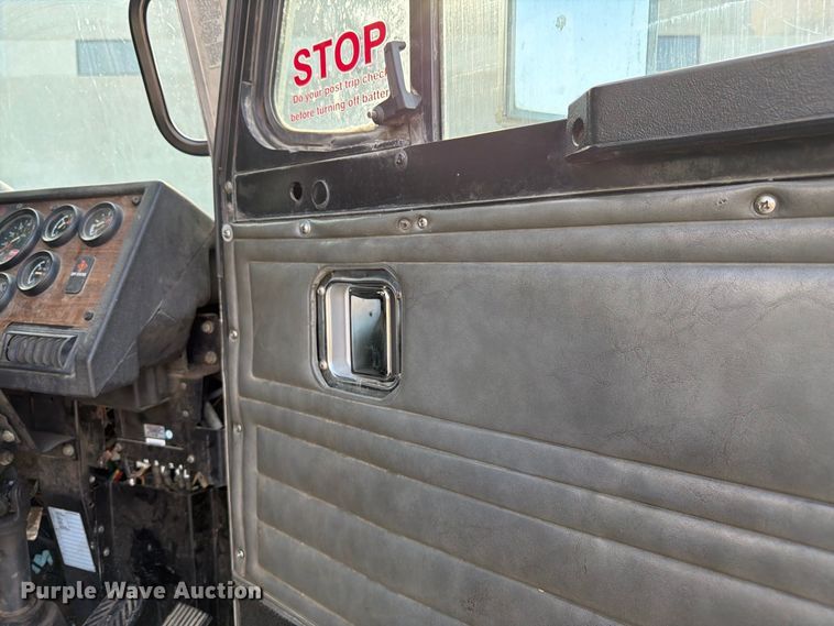 image for item FK3349 2013 Peterbilt 320 refuse truck