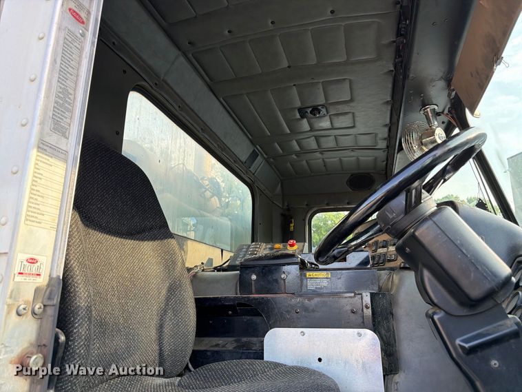 image for item FK3349 2013 Peterbilt 320 refuse truck