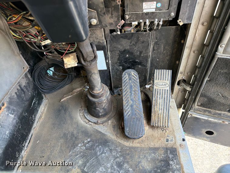 image for item FK3349 2013 Peterbilt 320 refuse truck