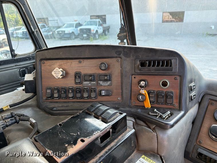image for item FK3349 2013 Peterbilt 320 refuse truck