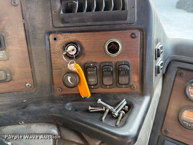 image for item FK3349 2013 Peterbilt 320 refuse truck