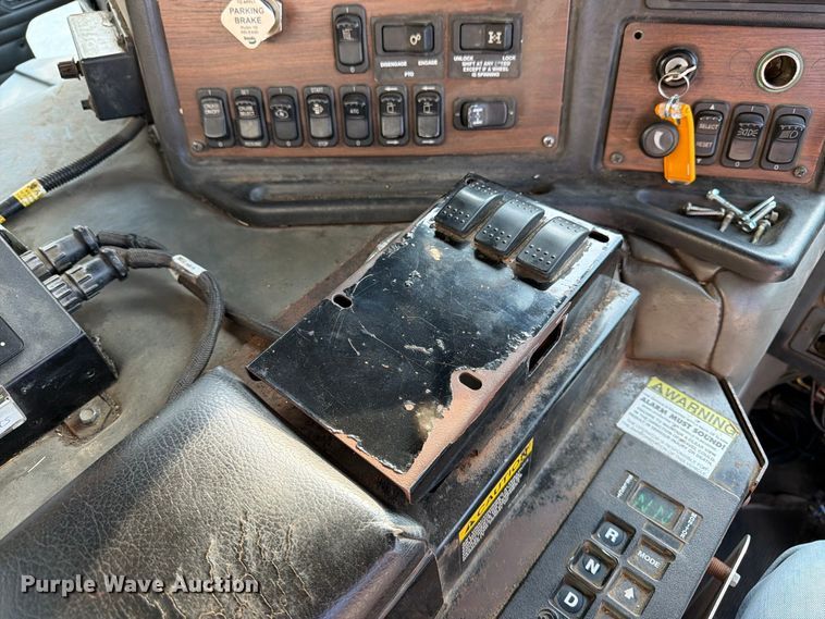 image for item FK3349 2013 Peterbilt 320 refuse truck