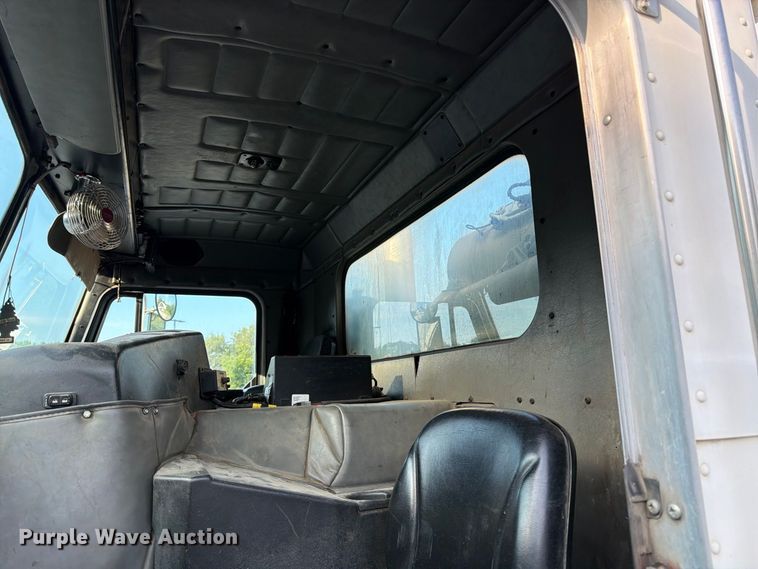 image for item FK3349 2013 Peterbilt 320 refuse truck