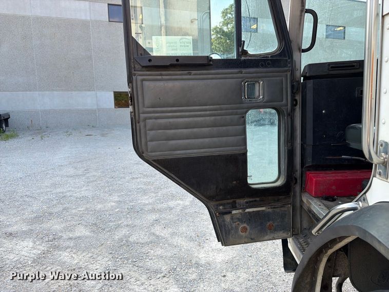 image for item FK3349 2013 Peterbilt 320 refuse truck