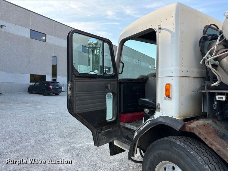 image for item FK3349 2013 Peterbilt 320 refuse truck