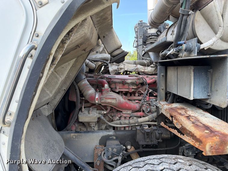 image for item FK3349 2013 Peterbilt 320 refuse truck