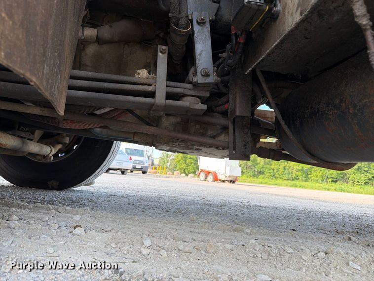 image for item FK3349 2013 Peterbilt 320 refuse truck