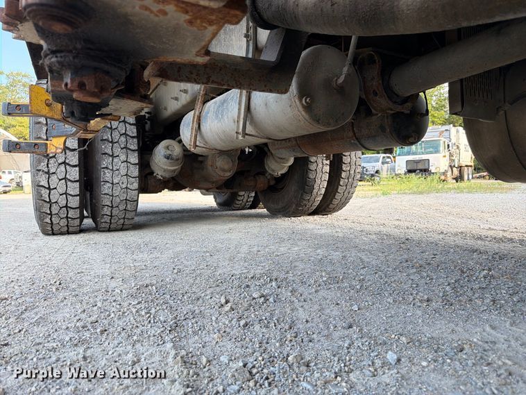 image for item FK3349 2013 Peterbilt 320 refuse truck