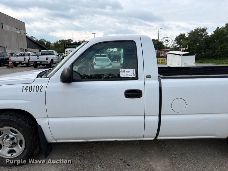 image for item FK3356 2004 Chevrolet Silverado 1500 pickup truck