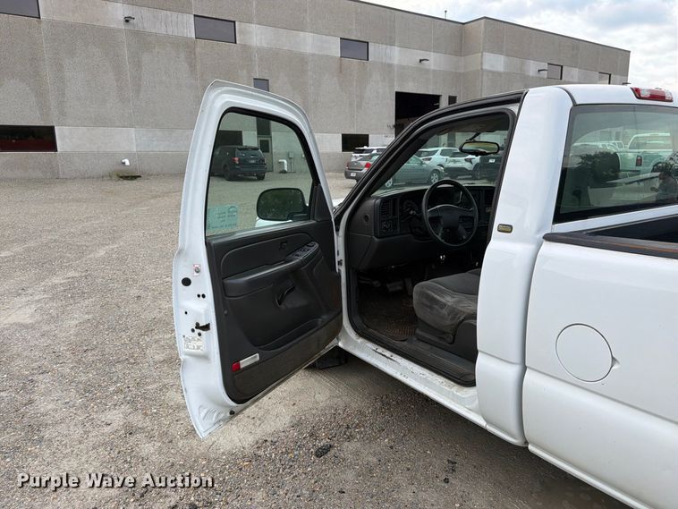 image for item FK3356 2004 Chevrolet Silverado 1500 pickup truck