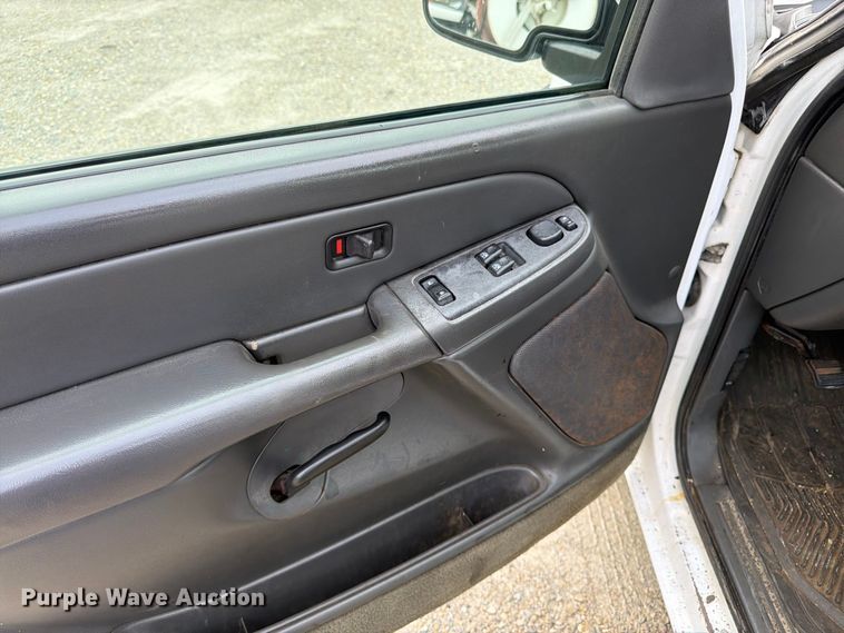 image for item FK3356 2004 Chevrolet Silverado 1500 pickup truck