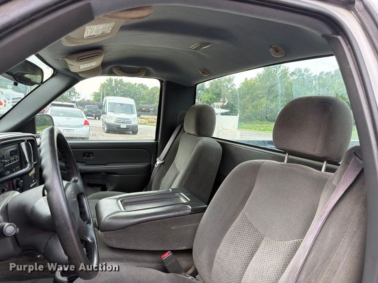 image for item FK3356 2004 Chevrolet Silverado 1500 pickup truck