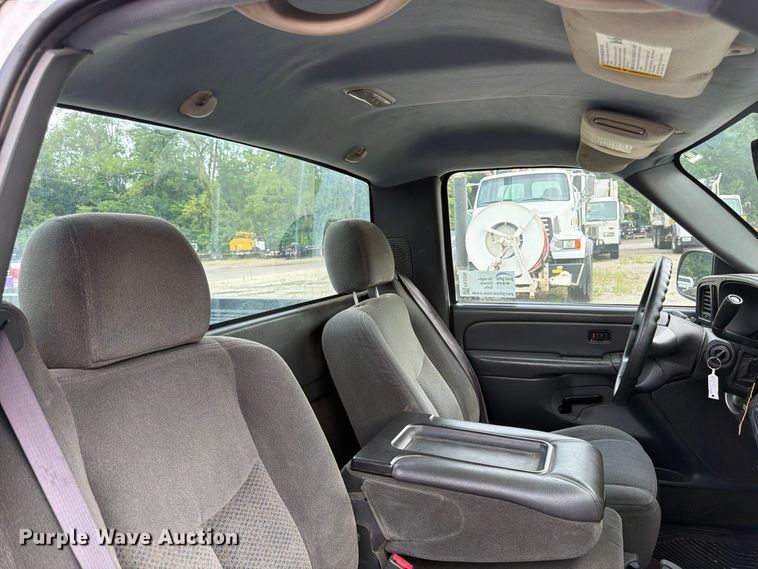 image for item FK3356 2004 Chevrolet Silverado 1500 pickup truck