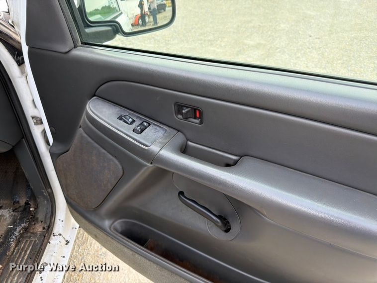 image for item FK3356 2004 Chevrolet Silverado 1500 pickup truck