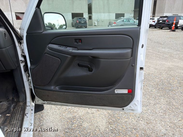 image for item FK3356 2004 Chevrolet Silverado 1500 pickup truck