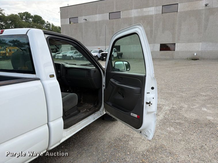 image for item FK3356 2004 Chevrolet Silverado 1500 pickup truck