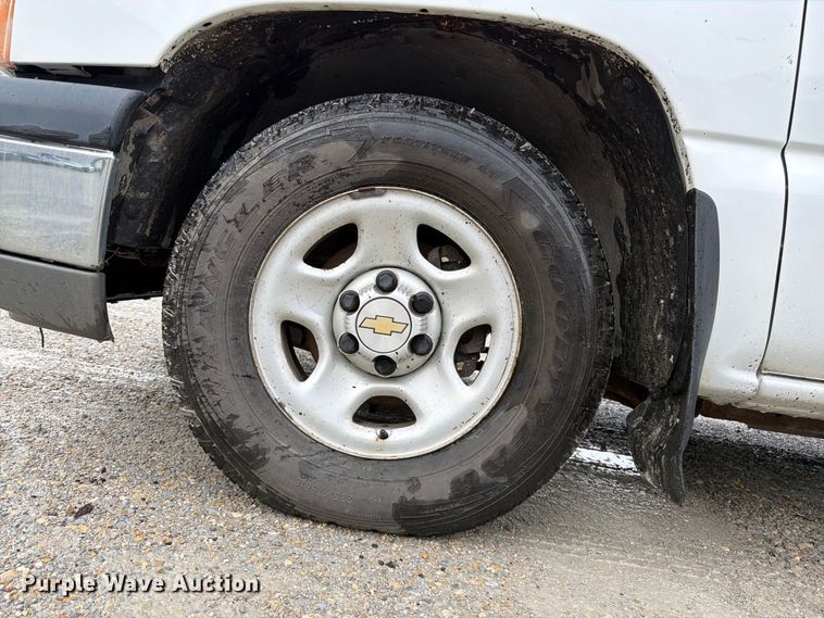 image for item FK3356 2004 Chevrolet Silverado 1500 pickup truck