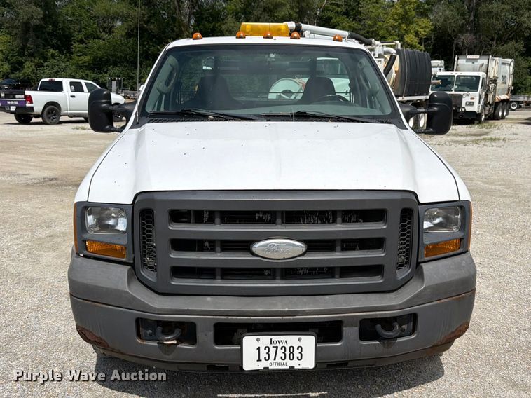 image for item FK3365 2005 Ford F350 Super Duty pickup truck