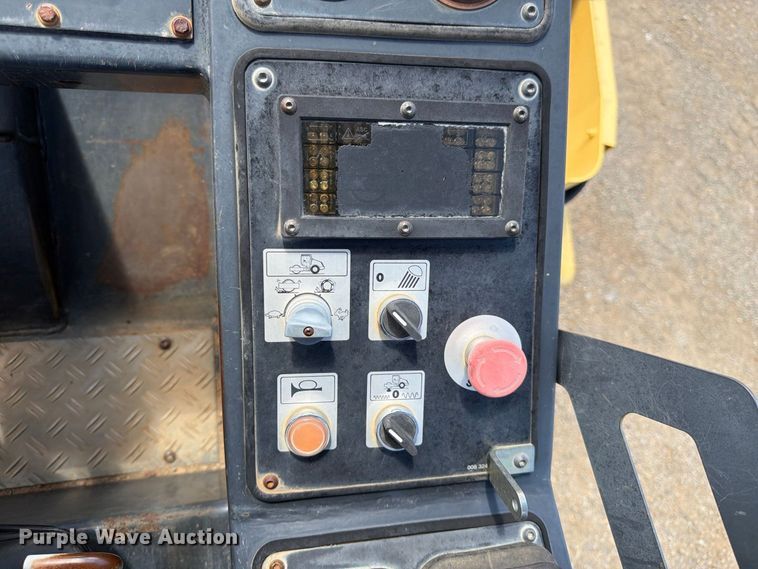 image for item FK4598 2000 Bomag BW213 D-3 single drum roller