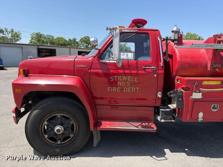image for item FK5019 1985 Ford F800 pumper fire truck