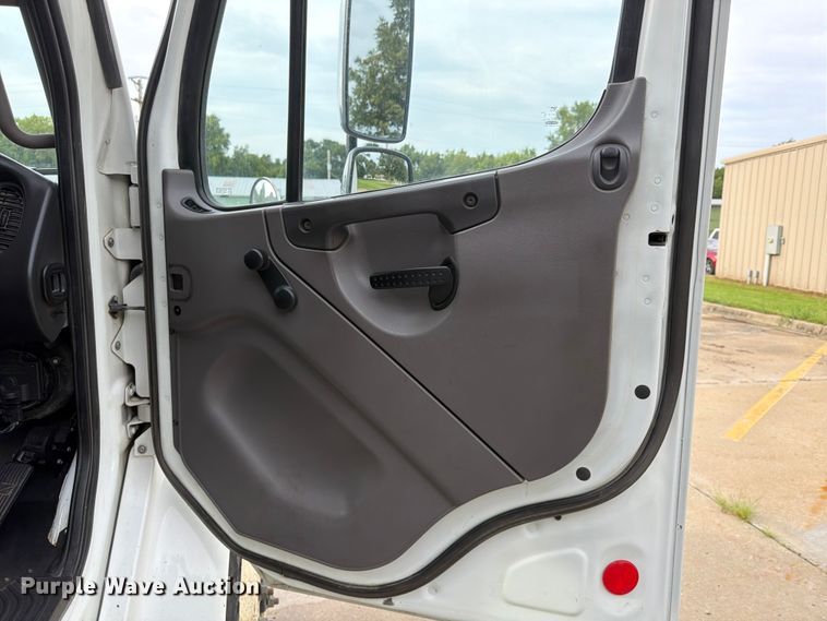 image for item FP4032 2009 Freightliner Business Class M2 street sweeper truck