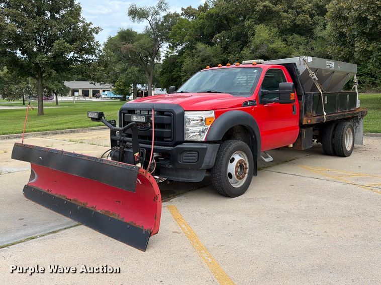 2016 Ford F550 Super Duty flatbed truck